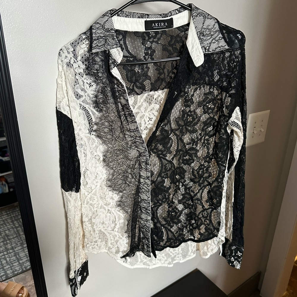Women’s Fashion Top Size Small AKIRA
